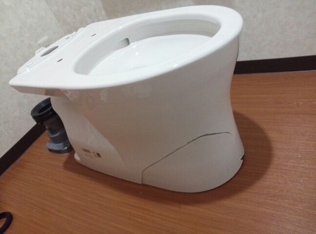 トイレの床が水漏れしていた場合の原因特定方法:便器のひび割れ