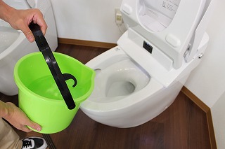 자라 이외로 사용할 화장실 막힘을 해소하는 도구 : 물 양동이