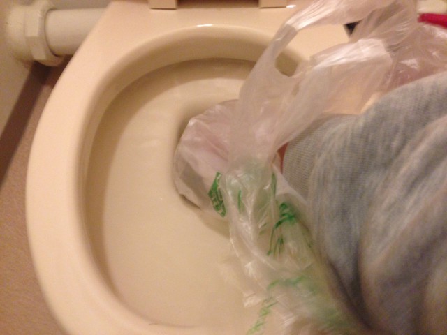 손에 비닐 봉지를 뿌려 화장실 막힘을 해소