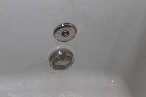 水漏れの原因をピンポイントで修理する方法：2つ穴