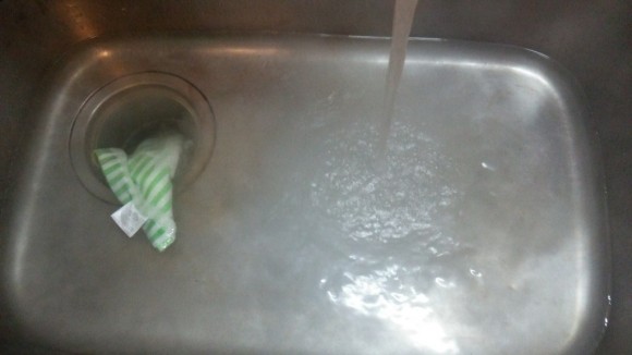 簡単な排水管洗浄方法その1：排水管に直接お湯を一気に流しこむ