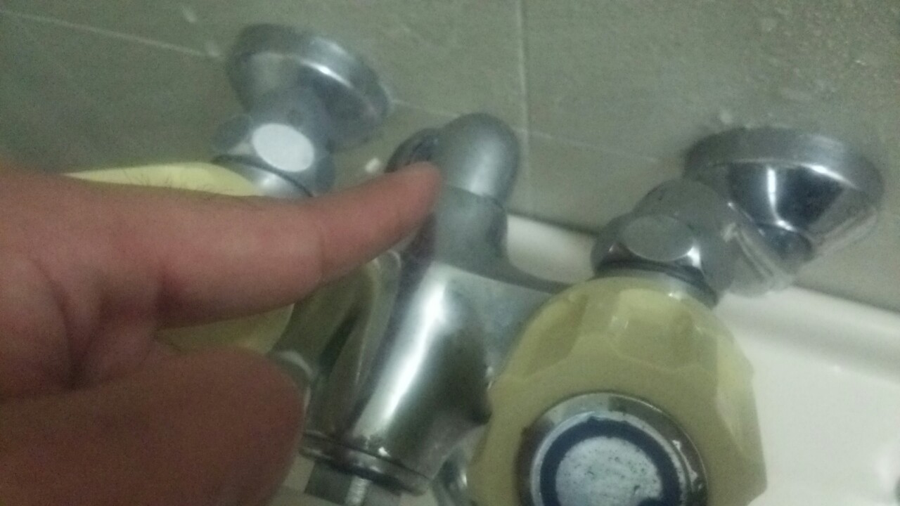 水道の水漏れ簡単な修理方法：蛇口・水栓の接続部分の緩みを直す