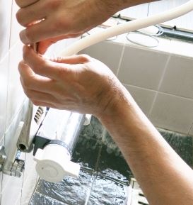 シャワー付き蛇口の水漏れ修理方法：緩みを直す