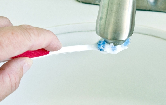 パッキン交換しても直らない蛇口の水漏れ【確認事項と正しい対処法】：古い歯ブラシで掃除