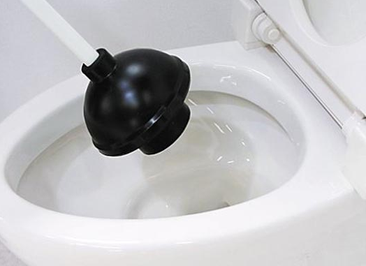 トイレのつまりをラバーカップで直す！スッポンの正しい使い方