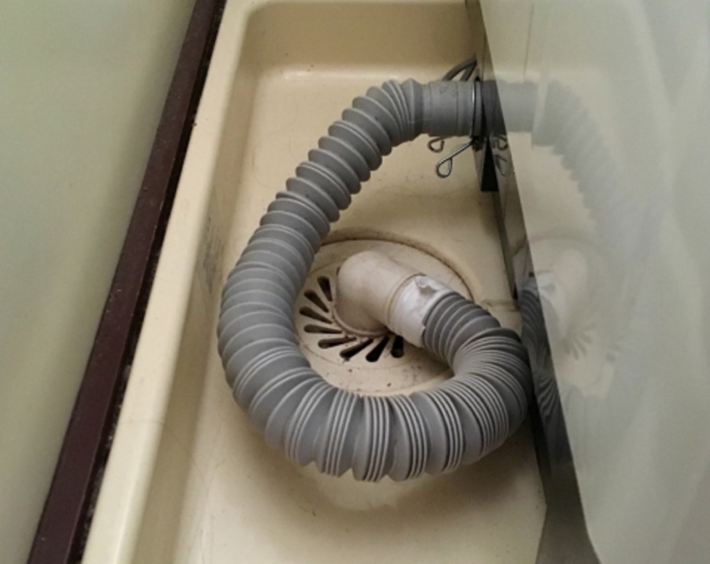 洗濯機の水漏れ箇所の確認：排水ホース周辺