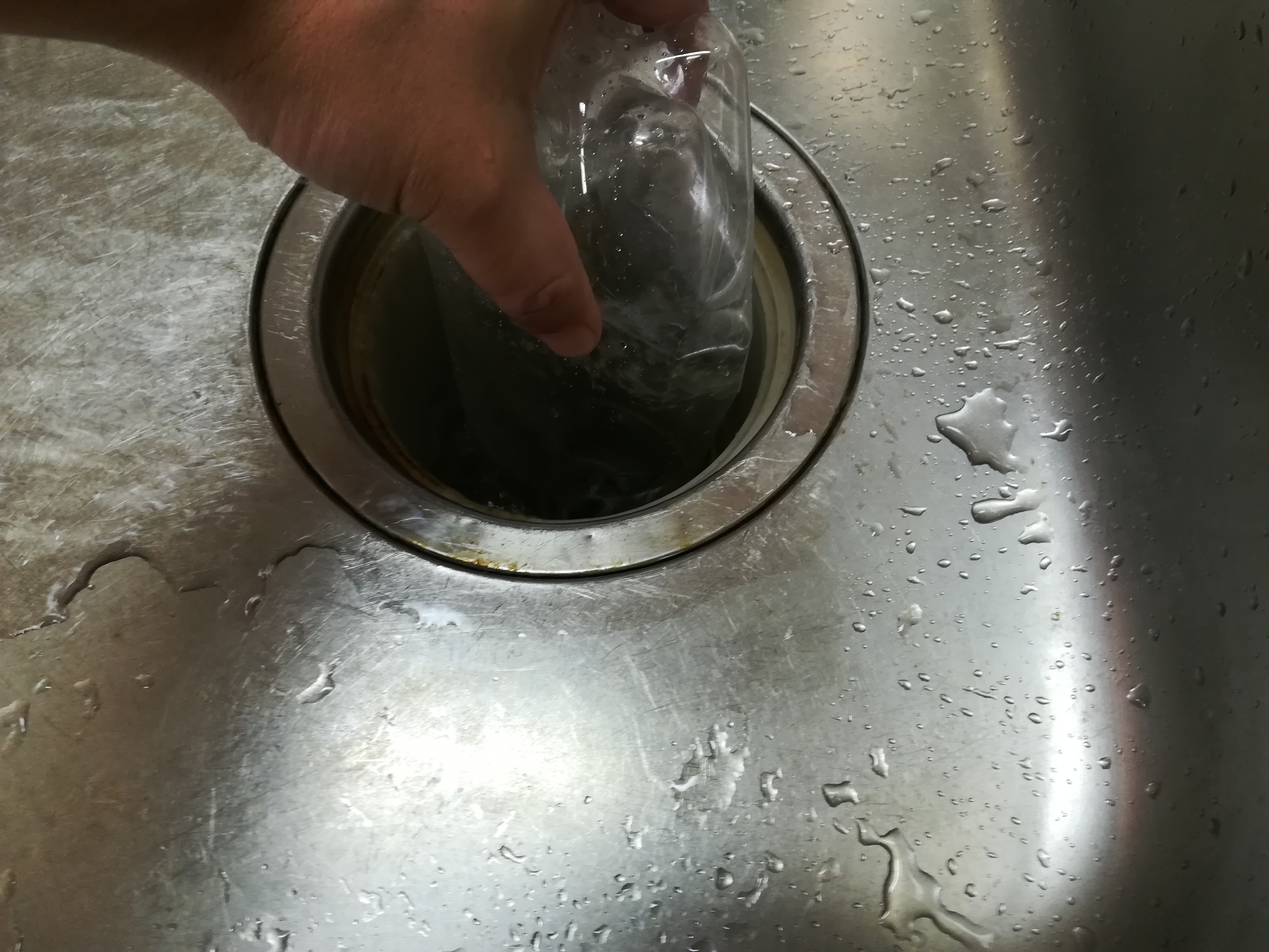 キッチンの排水溝詰まりにペットボトル